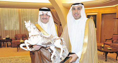 سعود يتلقى هديةً تذكارية من رئيس الهدى ابوسرير