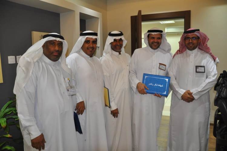 مدير تعليم القطيف يكرم لجنة القبول والتسجيل