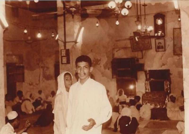 صورة قديمة للحسينية و يظهر فيها الطراز الشعبي القديم من نوافذ خشبية و قناديل صورة قديمة للحسينية و يظهر فيها الطراز الشعبي القديم من نوافذ خشبية و قناديل